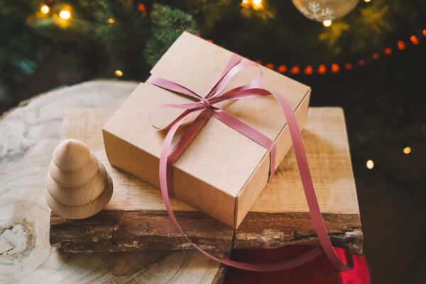 Coffrets cadeaux avec un petit savon en bois à côté