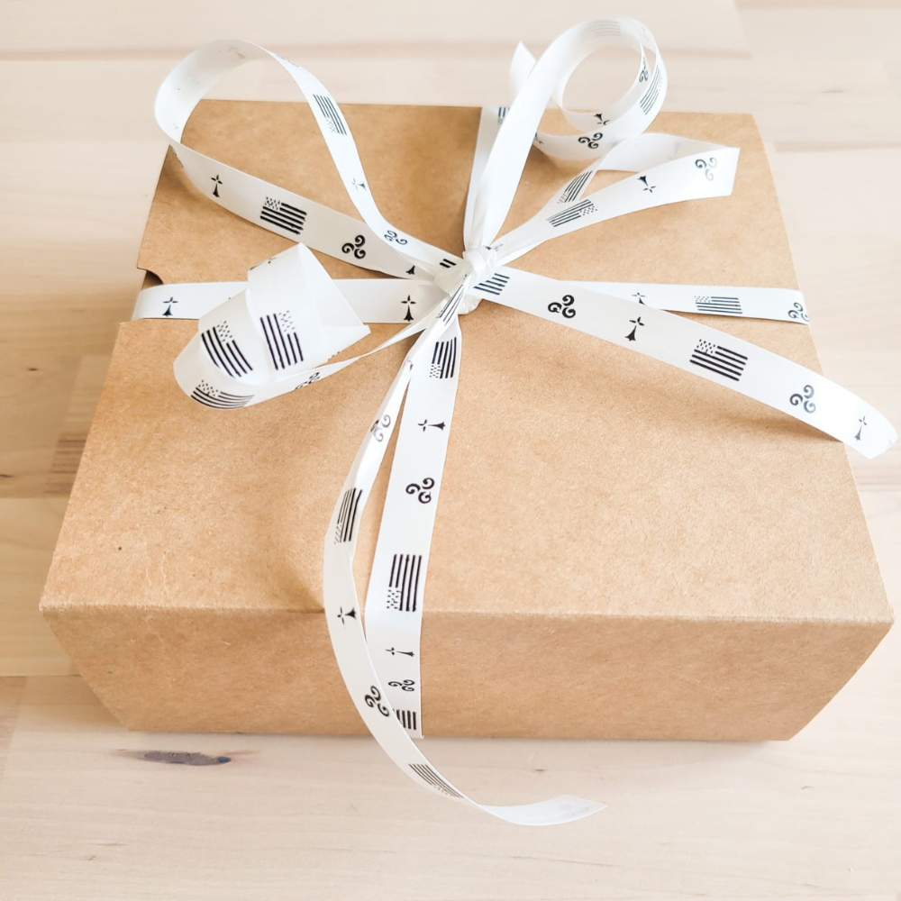 Le coffret cadeau emballé avec ruban aux couleurs de la Bretagne