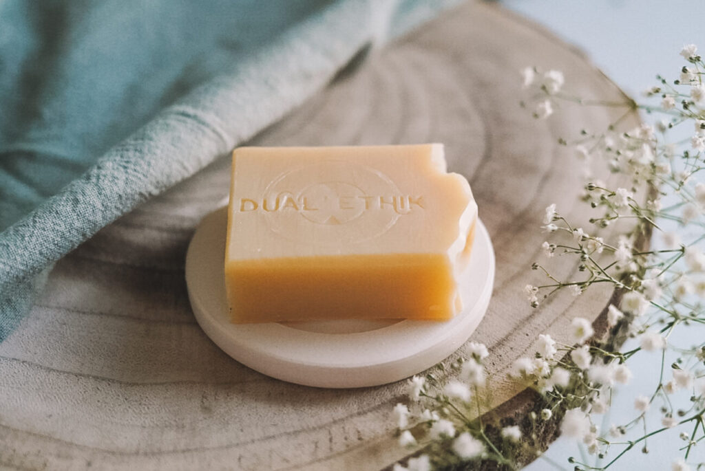 Savon Le Doré sur un porte savon en grès non emaillé qui s'appelle porte savon Tessa