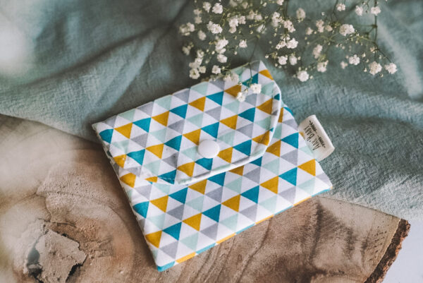 Pochette à savon avec des triangles bleu et moutarde