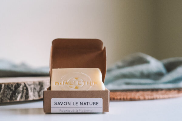 Le savon nature dans sa boîte en kraft
