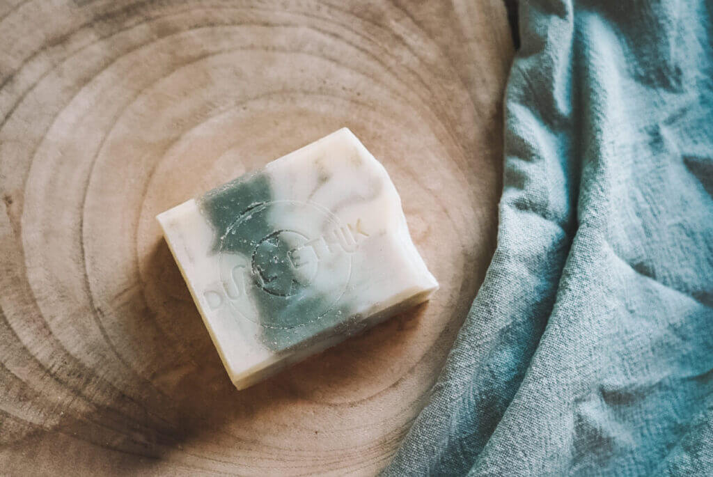 Le savon citronné sur un plateau