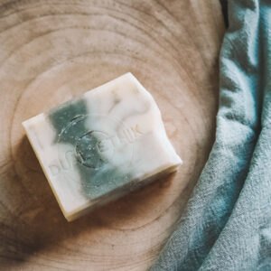 Le savon citronné sur un plateau