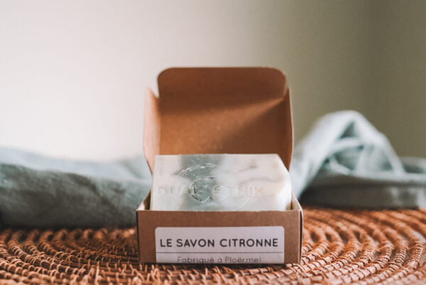 le savon citronné dans sa boîte