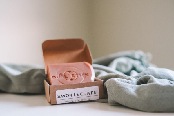 Le savon cuivré dans sa boîte en kraft