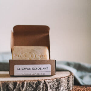 Le savon exfoliant dans sa boite en kraft