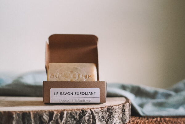 Le savon exfoliant dans sa boite en kraft