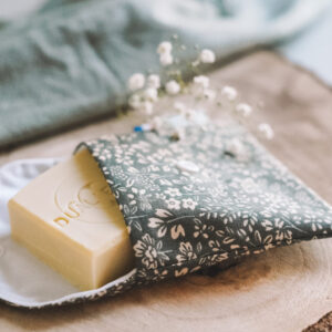 Pochette à savon ouverte avec un savon à l'intérieur