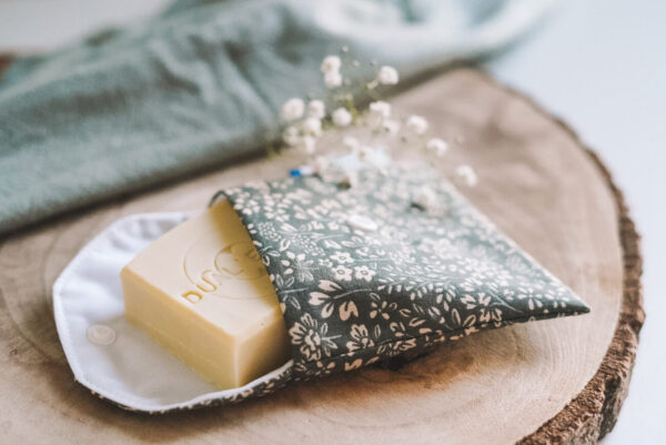 Pochette à savon ouverte avec un savon à l'intérieur