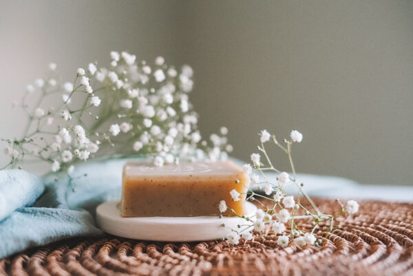 Le savon shampooing avoine sur un porte-savon Tessa en grès