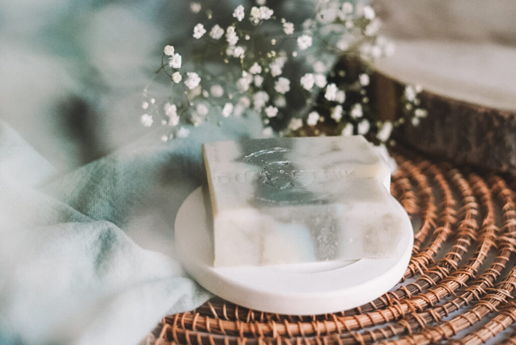 un savon citronné sur un porte-savon Tessa
