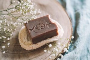 Le savon gourmand sur un porte-savon en luffah