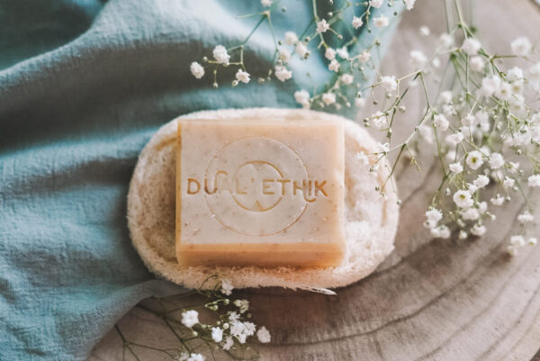 Le savon exfoliant sur le porte-savon en luffah
