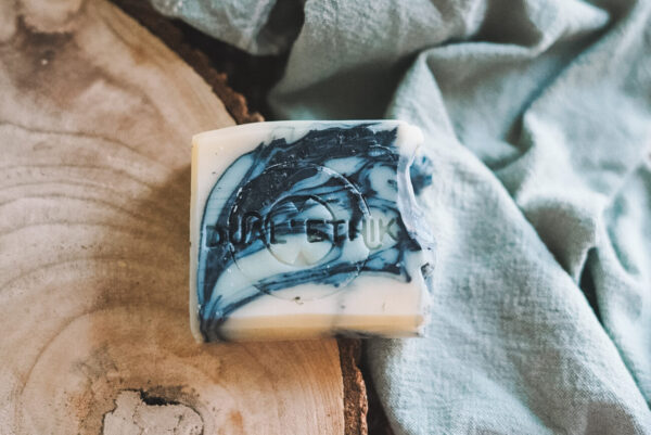 savon le grey sur un tissu