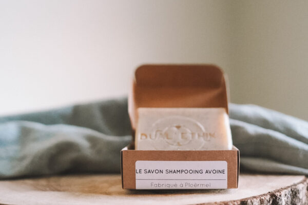 Le savon shampooing dans sa boîte en kraft