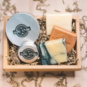 Coffret kraft avec des produits cosmétiques et des savons pour la fête des papas