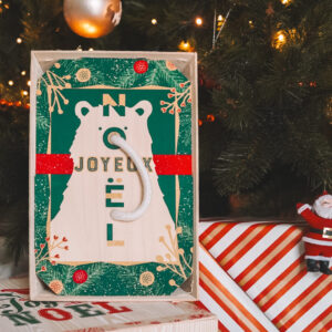 Bourriche de Noël décorée avec un ours mignon sous le sapin avec les autres cadeaux