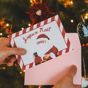Une carte Joyeux noël que l'on vient de sortir de son enveloppe